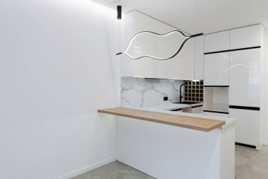 Modern, aydınlık mutfak stüdyosu ve yeni bir aile için yeni bir ev.
