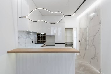 Modern, aydınlık mutfak stüdyosu ve yeni bir aile için yeni bir ev.