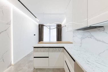 Işıklı geniş pencereli yeni, parlak mutfak stüdyosu.