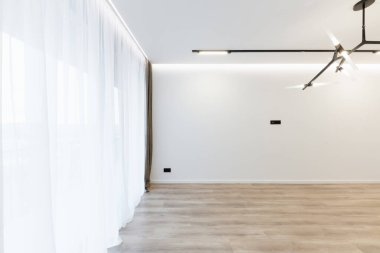 LED ışıklandırmalı ve ahşap zeminli parlak boş odanın iç tasarımı