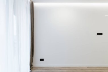 LED ışıklandırmalı ve ahşap zeminli parlak boş odanın iç tasarımı