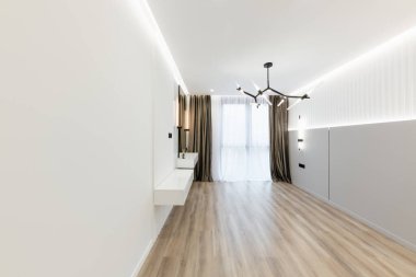 Geniş pencereli ve ışıklandırmalı boş bir odanın modern iç tasarımı