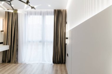 Yeni binadaki büyük parlak bir odanın iç tasarımı.