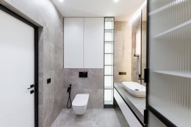 aydınlatma ve gri fayanslı modern banyo iç tasarımı