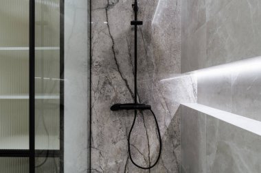 Gri kiremitleri ve cam duş duvarı olan banyo iç tasarımı