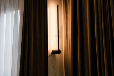 Modern lambalar ile dekoratif gri duvar