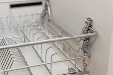 Mutfakta mutfak tutacağı olan bir çekmece aç.