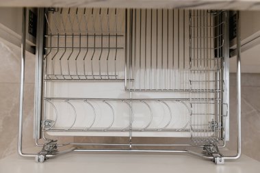 Mutfakta mutfak tutacağı olan bir çekmece aç.