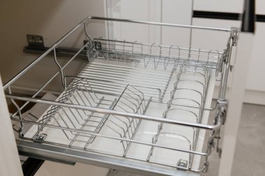 Mutfakta mutfak tutacağı olan bir çekmece aç.