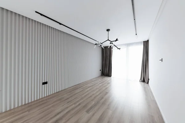 Una Gran Habitación Limpia Luminosa Con Paredes Blancas — Foto de Stock