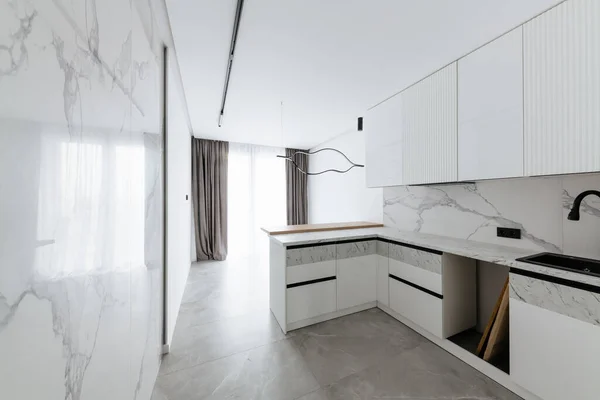 Studio Dapur Besar Terang Sebuah Bangunan Baru Desain Interior Rumah — Stok Foto