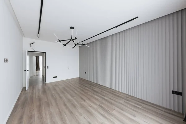 Una Gran Habitación Limpia Luminosa Con Paredes Blancas — Foto de Stock