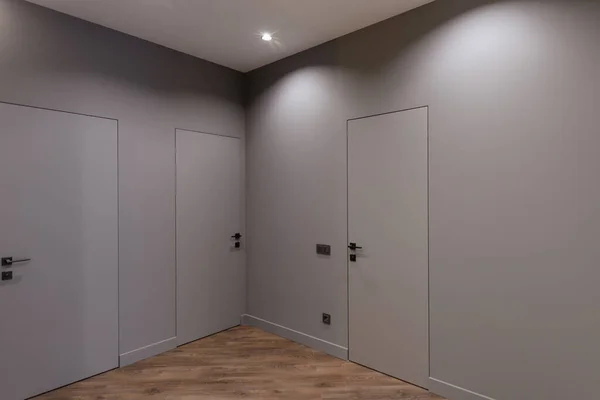 Современный Дизайн Квартиры Серыми Стенами Дверями Полом — стоковое фото