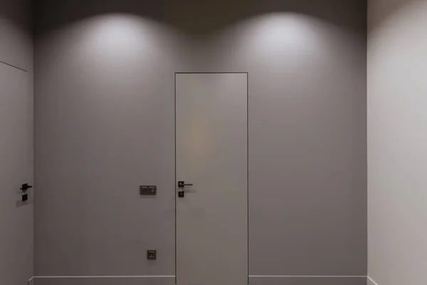 Современный Дизайн Квартиры Серыми Стенами Дверями Полом — стоковое фото