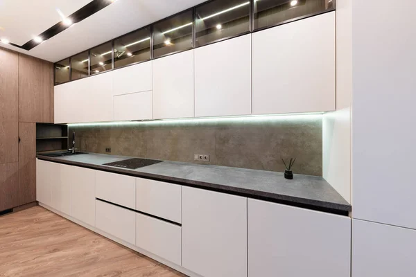 Desain Interior Dari Dapur Studio Besar Dengan Fasad Terang Dan — Stok Foto