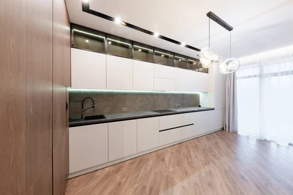 Diseño Interior Una Gran Cocina Estudio Con Fachadas Claras Oscuras — Foto de Stock