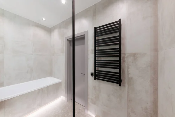 鏡と照明で廊下の新しいインテリアデザイン — ストック写真