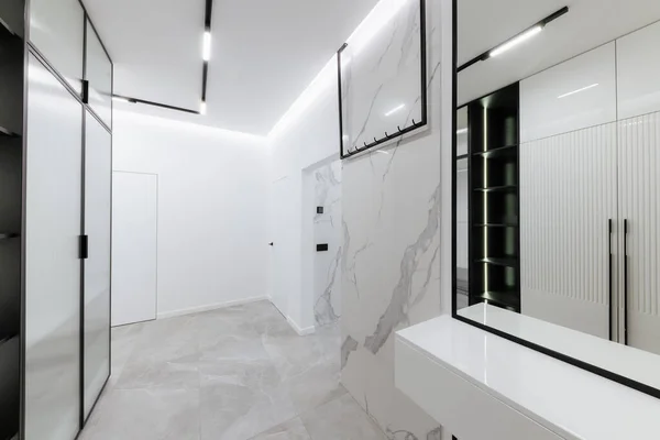 Elegante Moderno Pasillo Luminoso Nuevo Edificio Con Espejo Azulejos —  Fotos de Stock