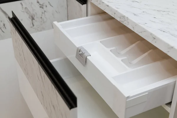 Buka Laci Putih Untuk Peralatan Makan Dapur — Stok Foto