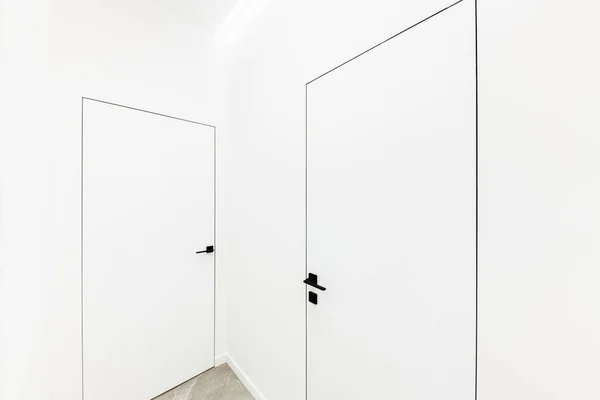 Белая Стена Дверьми Новом Дизайне Интерьера Дома — стоковое фото