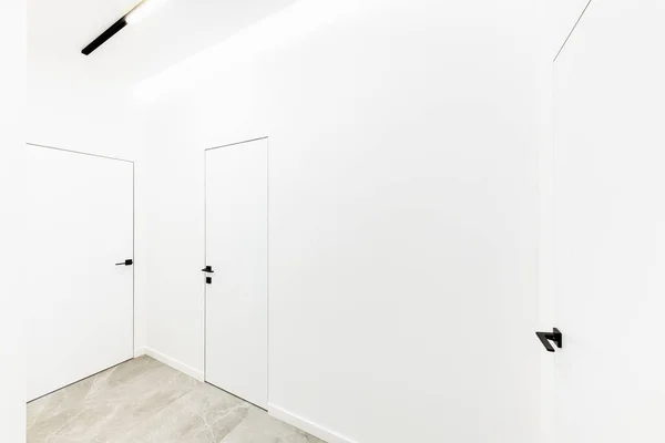 Pared Blanca Con Puertas Nuevo Diseño Interior Del Hogar — Foto de Stock