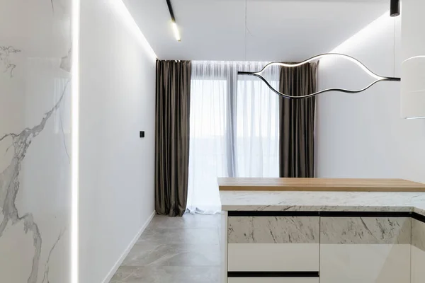 Diseño Interior Una Luminosa Cocina Estudio Con Una Gran Ventana —  Fotos de Stock