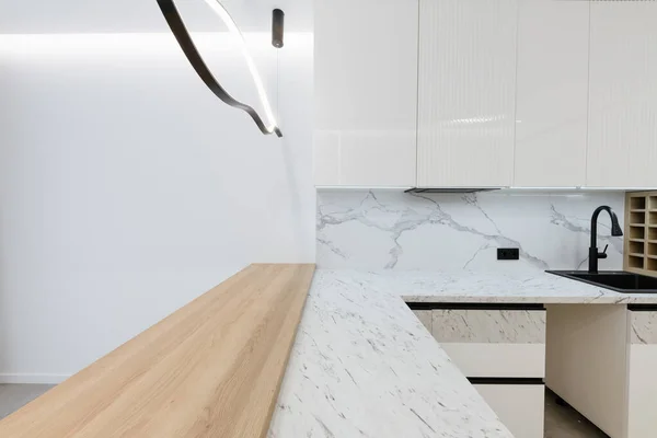Nuevo Estudio Luminoso Cocina Con Muebles Blancos Iluminación —  Fotos de Stock