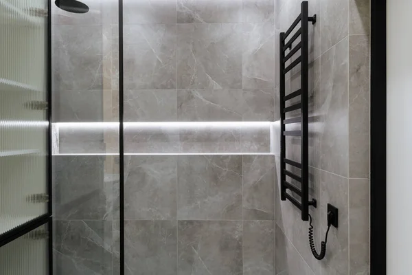 Koupelna Design Interiéru Šedými Dlaždicemi Skleněnou Sprchovou Stěnou — Stock fotografie