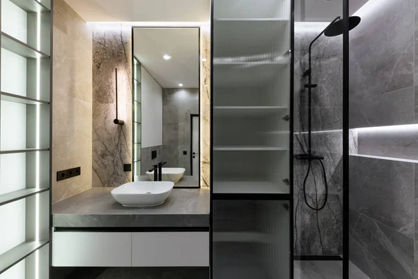 Banyo Içi Gri Fayanslar Ayna Işıklandırmayla Dolu — Stok fotoğraf