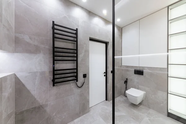 Interior Banheiro Com Azulejos Cinza Espelho Iluminação Casa Nova — Fotografia de Stock