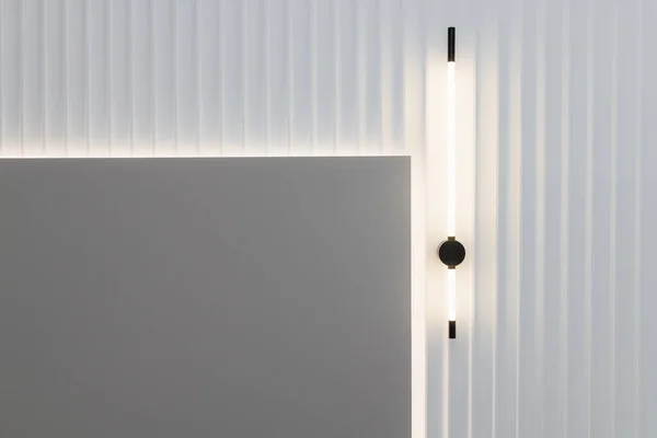 Декоративная Серая Стена Современными Светодиодными Лампами — стоковое фото