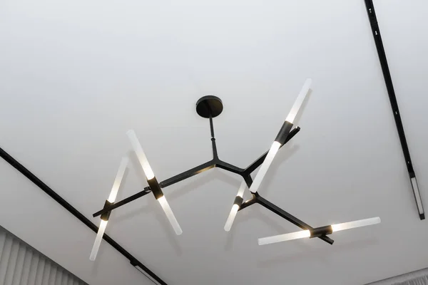 Duża Czarna Ozdobna Metalowa Lampa Białym Suficie — Zdjęcie stockowe