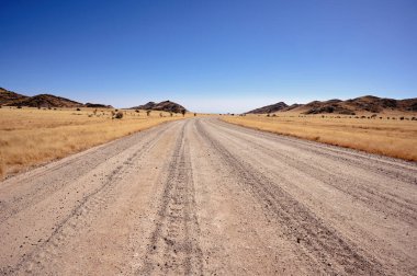 Namibya 'da Afrika' da gezinen büyük toprak yol. Namibya, vahşi doğayla çevrili macera tatilleri için harika bir yerdir..