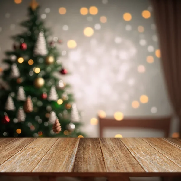 Leere Weihnachtstafel Hintergrund Mit Weihnachtsbaum Aus Dem Fokus lizenzfreie Stockfotos
