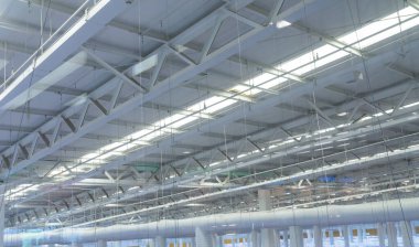 Modern endüstriyel bir depo ya da dağıtım merkezi..