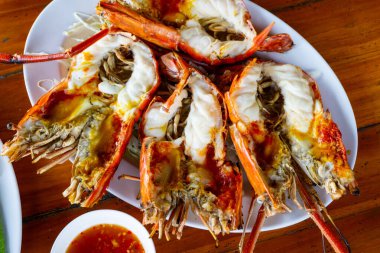 Lezzetli sosla servis edilen lezzetli ızgara karides ve karides tabağı - İştah açıcı deniz ürünleri, kıyı mutfağı ve Akdeniz esanslı lezzetler.