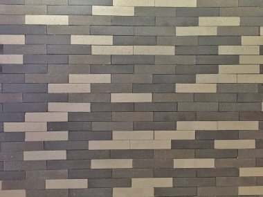 Belirli harç çizgilerine sahip desenli gri tuğla bir duvar deseni içeren soyut bir arka plan. Minimalist, endüstriyel tasarım parlak bir şey yaratır..