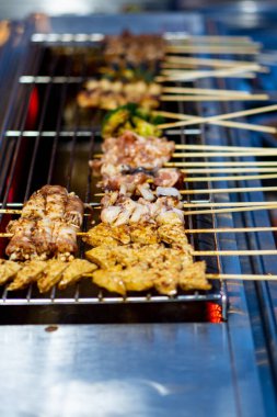 Kızarmış mangal ızgarasında ızgara et şişi ya da kebap, ızgara soslu ve iştah açıcı dumanlı aromalı. Şişlenmiş etler terbiye edilmiş ve terbiye edilmiş..