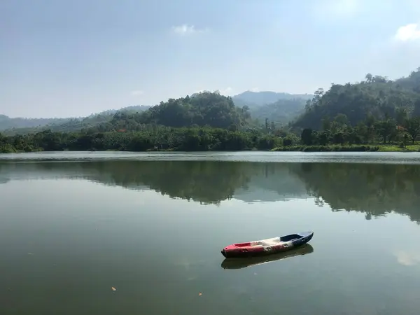 stock image Serene Reflection of Mountain Peaks in Tranquil Lake - Picturesque Landscape with Calm Waters and Idyllic Scenery in Remote Natural Setting