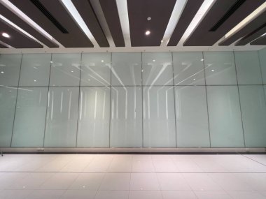 Pürüzsüz ve minimalist modern iç mimari tasarım. Camsı bir koridor koridoru. Geometrik desenler, temiz çizgiler ve parlak çizgiler..