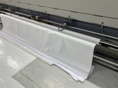Modern bir endüstriyel fabrikada veya işyerinde beyaz kağıt rulo ile büyük bir matbaa görüntüsü kapatın.