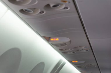 Ticari Yolcu Uçağı Kabininde Acil Çıkış Göstergeleri ve Işıklandırma Başlığının Üzerinde.
