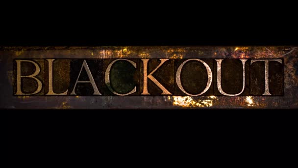 黒を背景にヴィンテージ質感のグランジ銅と金のバー上に本物のタイプセット文字で形成されたアニメーションデジタルグリッチとブラックアウトテキスト — ストック動画