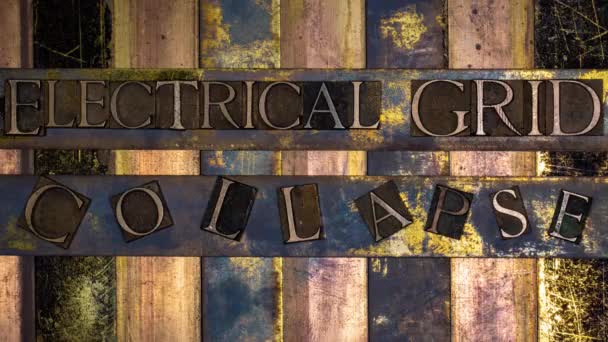 電気グリッドは ヴィンテージテクスチャシルバーグランジ銅と金の背景に本物のタイプセット文字で形成されたアニメーションデジタルグリッチテキストを崩壊 — ストック動画