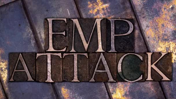 Empヴィンテージテクスチャシルバーグランジ銅と金の背景に本物のタイプセット文字で形成されたアニメーションデジタルグリッチテキストを攻撃 — ストック動画