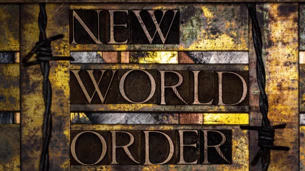 新しい世界注文アニメーションパズル透明背景とヴィンテージテクスチャシルバーグランジ銅と金上の本物のタイプセット文字で形成された粉砕テキスト — ストック動画