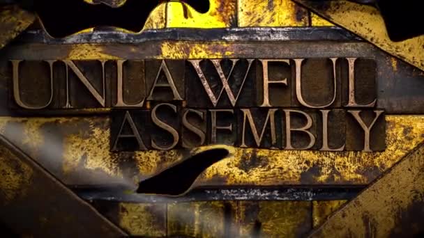 非合法なアセンブリアニメーション水銀ブロブテキストは ヴィンテージテクスチャシルバーグランジ銅と金の透明背景に本物のタイプセット文字で形成 — ストック動画