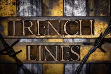 Siper çizgileri metin ile dikenli tel ile gerçek otantik yazı dizisi harfleri klasik desenli gümüş grunge bakır ve altın fon