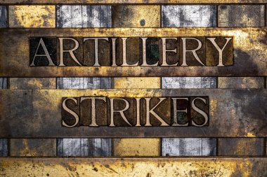 Topçular, klasik desenli gümüş grunge bakır ve altın arkaplan üzerine hakiki daktilo harfleriyle metin vuruyor