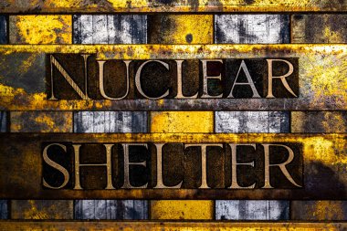 Nükleer Sığınak metni, klasik desenli gümüş grunge bakır ve altın arkaplan üzerine hakiki harflerle yazılmış.
